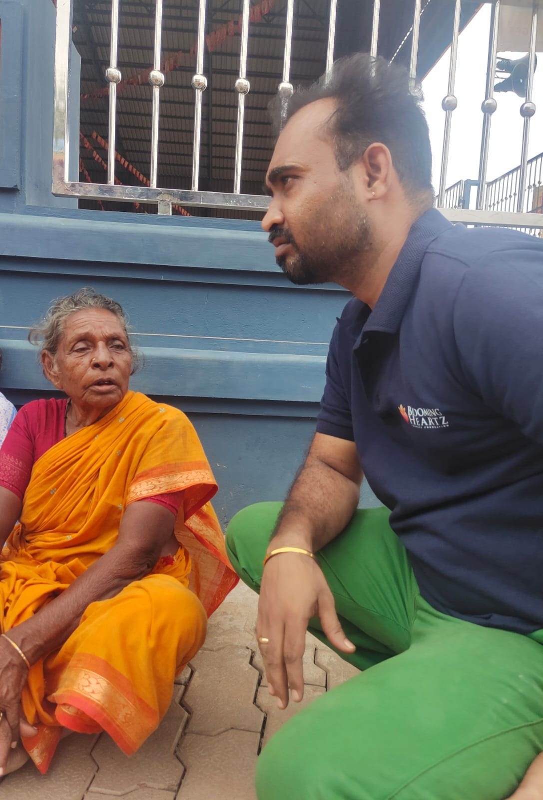 A Blooming Heartz volunteer speaking with Pattu paati during the rescue